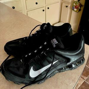 Men’s Nike Reax shoes black and silver worn twice